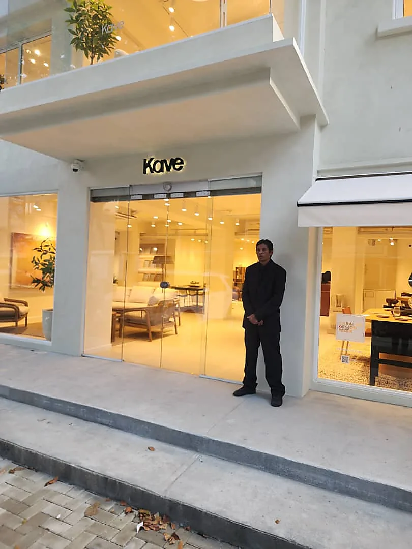 Personal CONTROL VS en fachada comercial